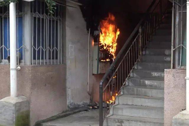 為什么配電箱里不能放雜物<strong></p>
<p>配電箱
</strong>？:配電箱
