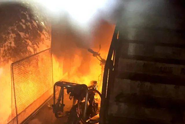 為什么配電箱里不能放雜物<strong></p>
<p>配電箱
</strong>？:配電箱
